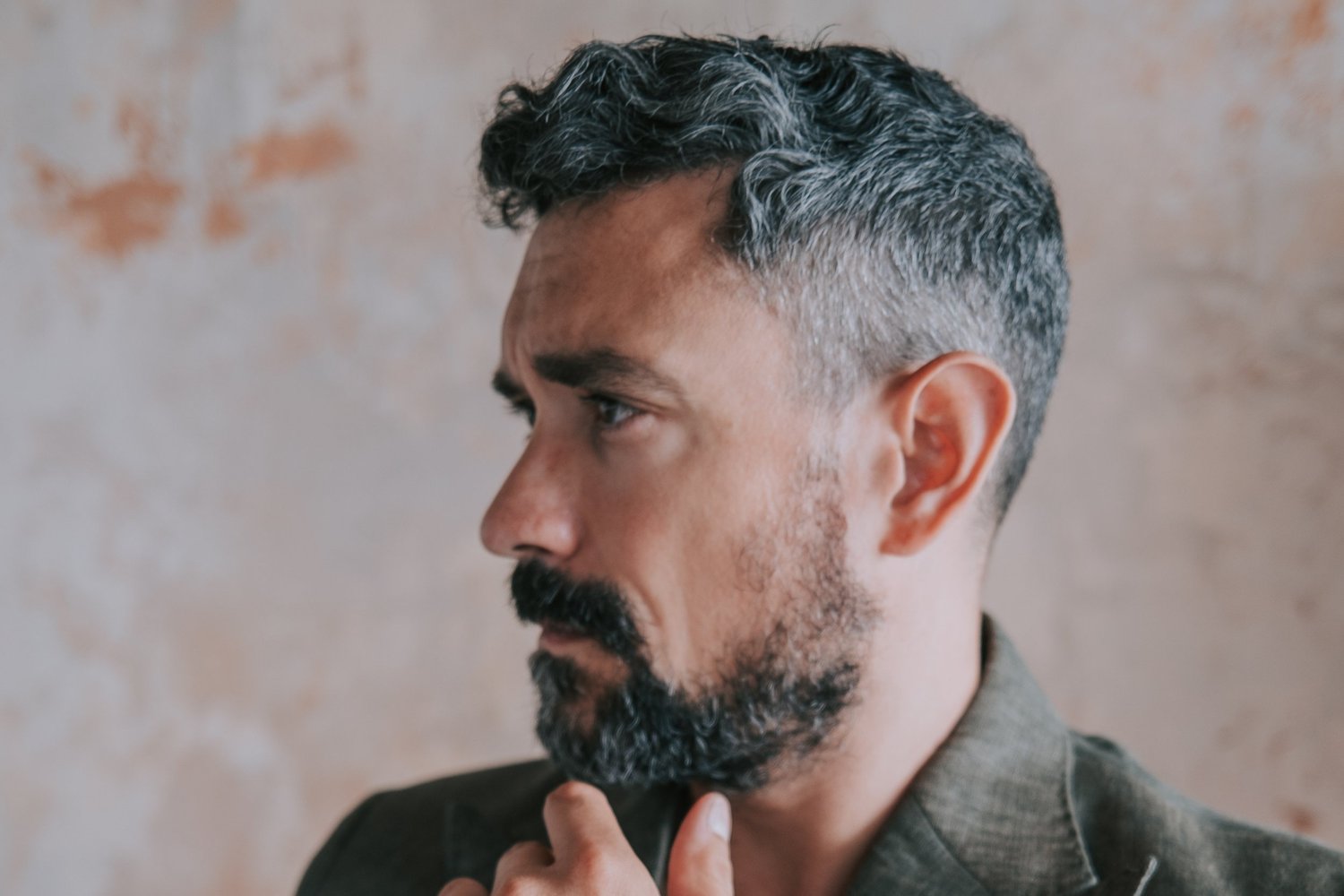 What Are the Main Ingredients in Beard Oil That Help with Beard Care? Top 5 Requirements for Healthy Beards